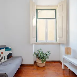 https://sunny-apartment-near-alfama.hotels-lisbon-portugal.com